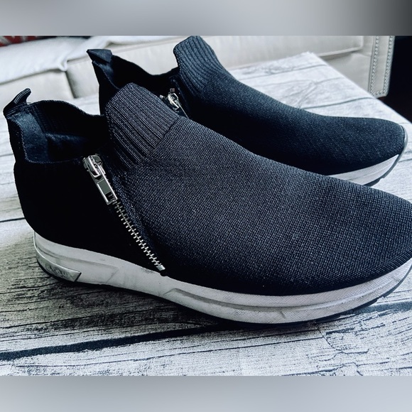 Women’s slip-on black knit sneakers, stretchy and extremely comfortable! - Picture 1 of 10